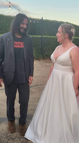 Kianu Rivzdən daha bir SADƏLİK NÜMUNƏSİ: Təsadüfən tanış olduğu cütlüyün toyuna getdi - FOTOLAR