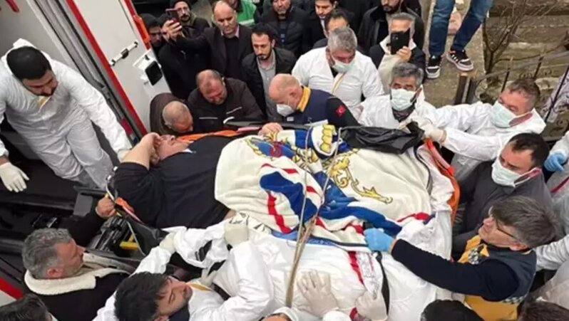 300 kiloqramlıq xəstəni divarı sındıraraq evdən çıxartdılar - VİDEO