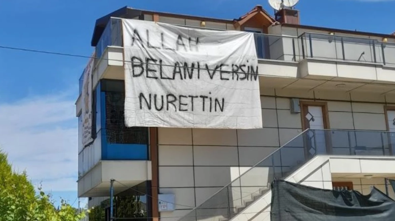 Qadın ərinə görə binanın üzərində "Allah bəlanı versin" yazılan pankart asdı - VİDEO