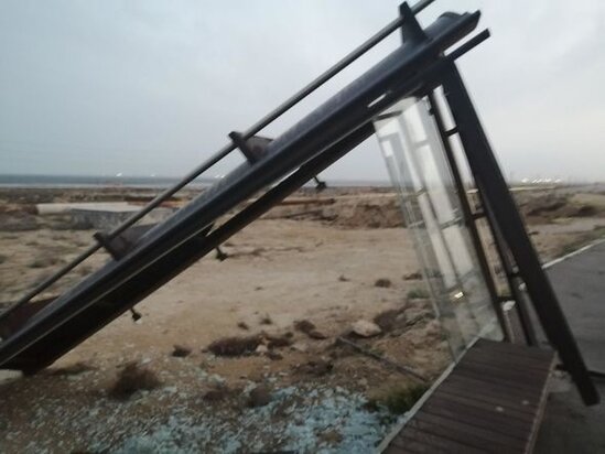 Bakıda güclü külək dayanacağı aşırıb - FOTO