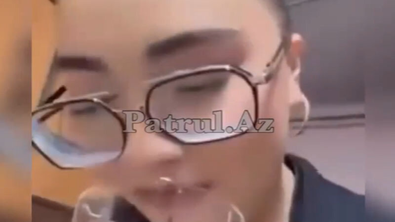 Stəkana tüpürüb müştərilərə çay süzdü - 70 "Ç" ilə işdən çıxarıldı (VİDEO)