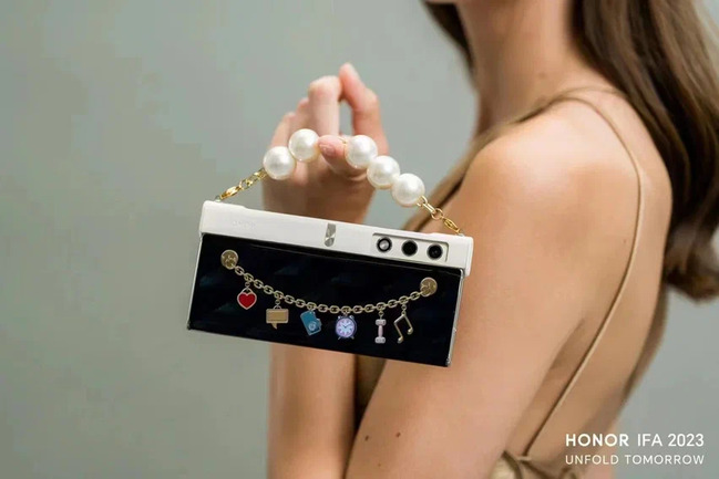 "HONOR" "IFA 2023" sərgisində "HONOR V Purse" modelini təqdim etdi