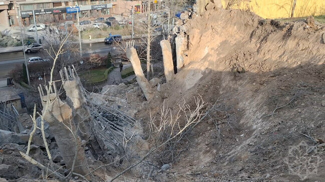 Kiyevə atılan "İskəndər"in qəlpələri səfirliyimizin binasına düşüb - Fotolar-Yenilənib