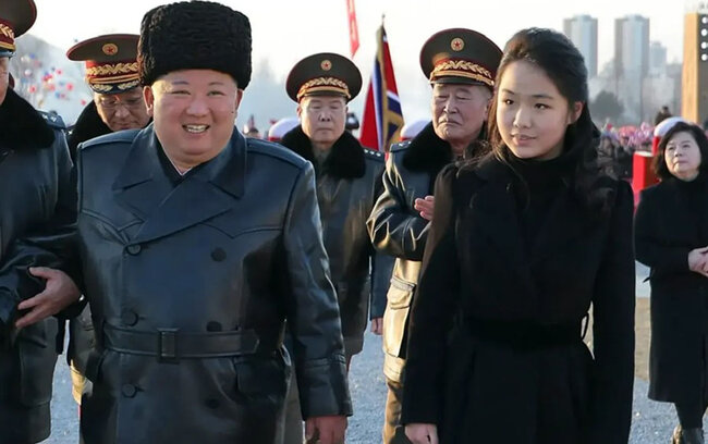 13 yaşlı qızını vəzifəyə təyin etdi - Raketlərlə bağlı əmrlər verir