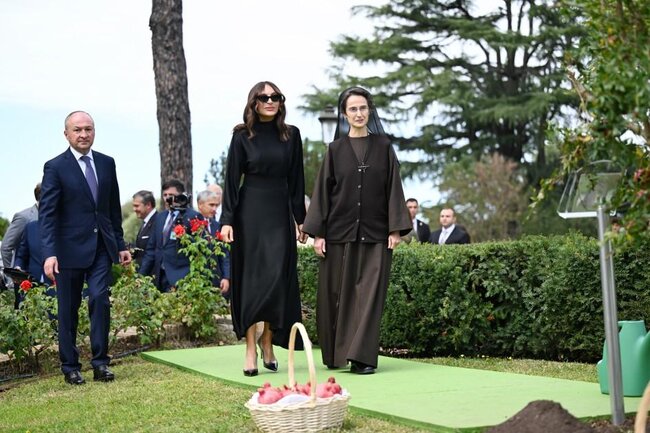 Mehriban Əliyeva qızları və gəlini ilə Vatikan bağlarında - Fotolar