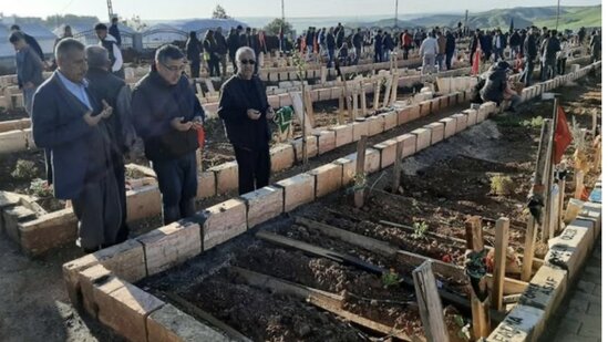 Türkiyədə bayram namazından sonra insanlar zəlzələ qurbanlarının ziyarətinə axışdılar - FOTO/VİDEO