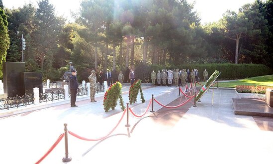 Türkiyənin Müdafiə naziri Fəxri xiyabanı ziyarət etdi