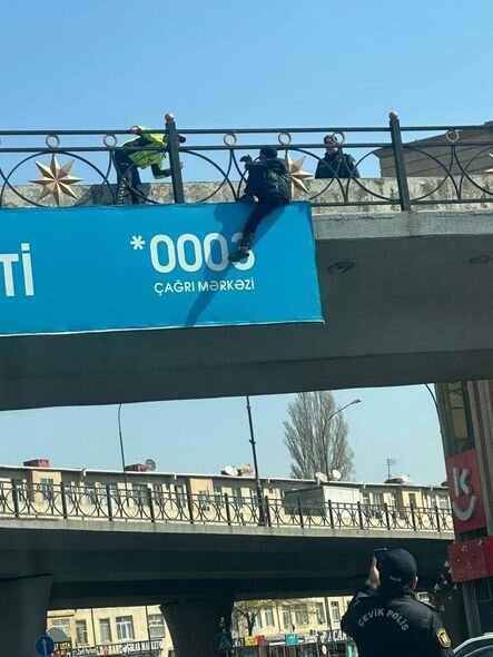 Bakıda kişi özünü körpüdən atmaq istəyir - FOTO