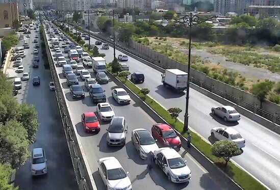 Bu küçədə qəza səbəbilə sıxlıqdır