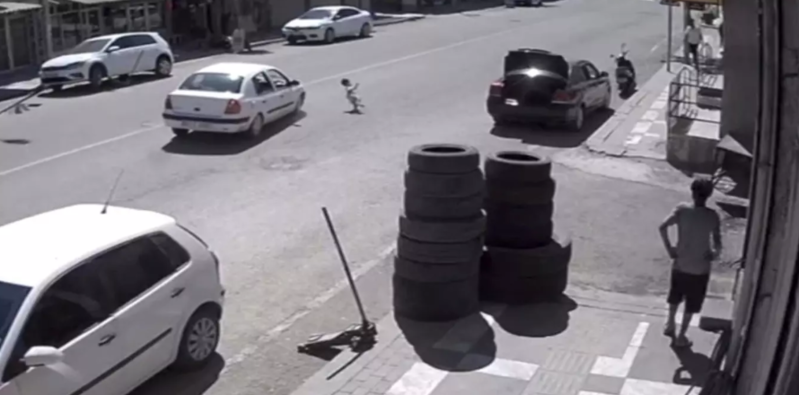 3 yaşlı uşaq valideyinlərinin önündə qana bulandı - VİDEO