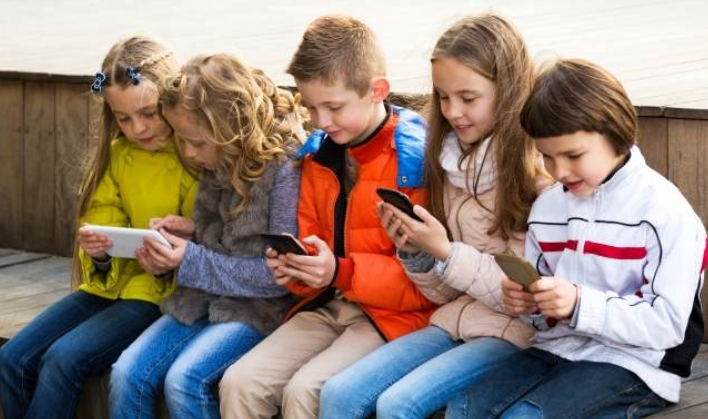 Uşaqların sosial şəbəkələrdə keçirdiyi vaxt onların psixologiyasına necə təsir edir? - AÇIQLAMA