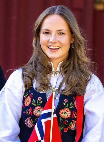 Sarayda böyüdü, amma ucuz mağazalardan geyinir - 600 illik ənənəni dəyişəcək