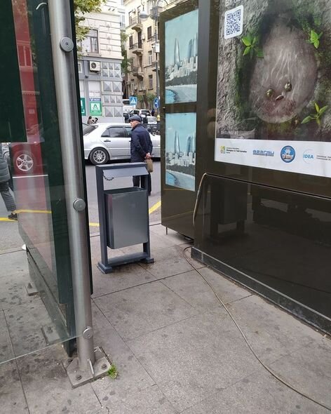 Köşk səkini zəbt etdi: Vətəndaşlar keçməyə yol tapmırlar - FOTO