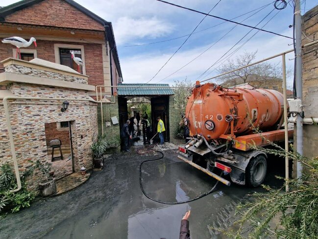Keşlə qəsəbəsində kollektorun daşması nəticəsində yaranmış fəsadlar aradan qaldırılır