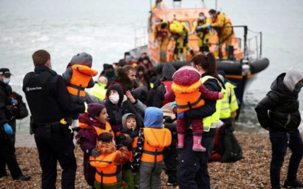 Britaniya Fransa ilə qarşılıqlı razılaşma əsasında miqrantların deportasiyasına başlayır