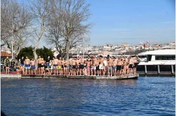 İstanbulda dini mərasim keçirildi: Çox sayda insan dənizə atıldı - FOTO/VİDEO