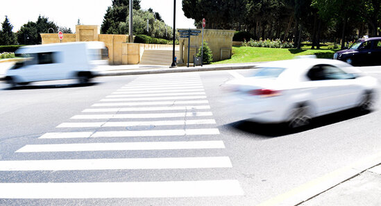 Bakıda avtomobil yeniyetmə qızları vurdu