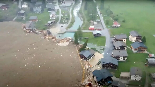Torpaq sürüşməsi kəndi yer üzündən sildi - Yeni göl yaranır