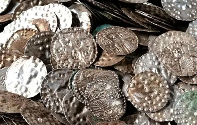 İngiltərəli cütlük həyətlərindən tapdıqları qədim sikkələri yarım milyon dollara satdı
