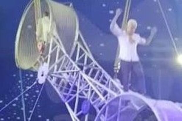 Sirk artistinin tamaşa zamanı nəhəng təkərdən yıxılma anı görüntülənib - VİDEO