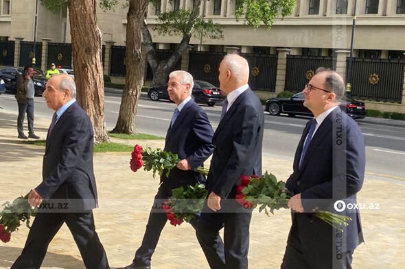 Ümummilli lider Heydər Əliyevin xatirəsi anılır - YENİLƏNİR + FOTO