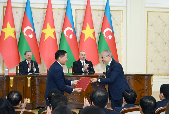 Azərbaycan ilə Vyetnam arasında imzalanmış sənədlər mübadilə edilib