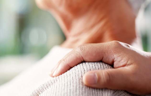 Həkimdən xəbərdarlıq: Bəzi qəribə davranışlar Parkinsonun siqnalı ola bilər