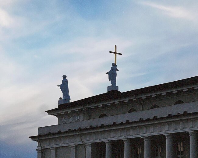 Van Dammın gəlini gimnast bacısı ilə - FOTO