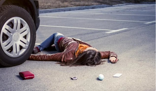 Yasamalda QƏZA: Avtomobil ana və qızını vurdu - VİDEO