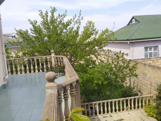 Müşfiqabad qəsəbəsində postun yaxınlığında 2 mərtəbəli həyət evi satılır!