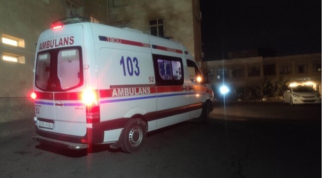 Xırdalanda DƏHŞƏT: Küçədə oğlanın BOĞAZINI KƏSDİLƏR