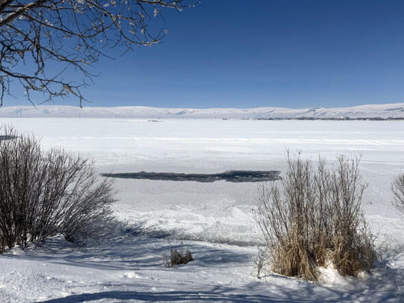 Buz bağlayan Kür çayı, kirpikləri donan sakinlər: 34 dərəcə şaxtanın yaşandığı Ardahandan görüntülər - FOTO
