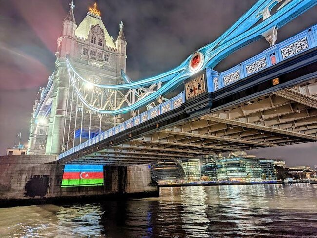 Britaniyada binalar bayrağımızın rənglərinə boyandı - Fotolar