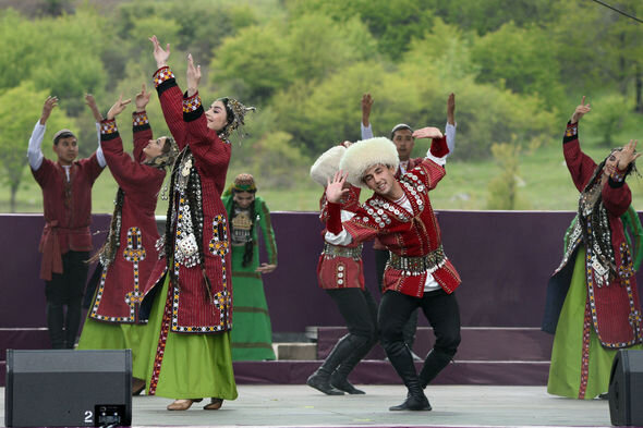 Cıdır düzündə "Xarıbülbül" festivalının açılış konserti olub - FOTO