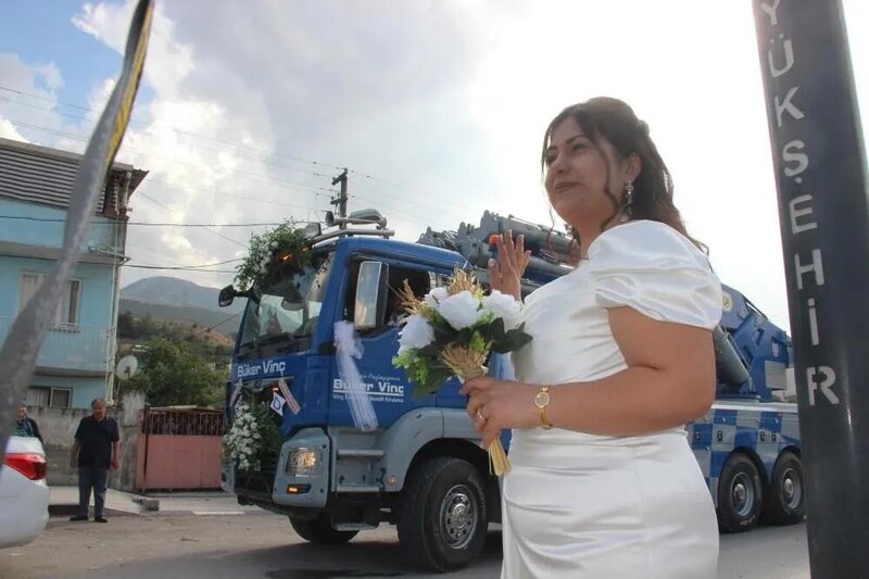 Beləsi olmamışdı: Görün gəlin nikah masasına nə ilə gəldi - FOTOLAR