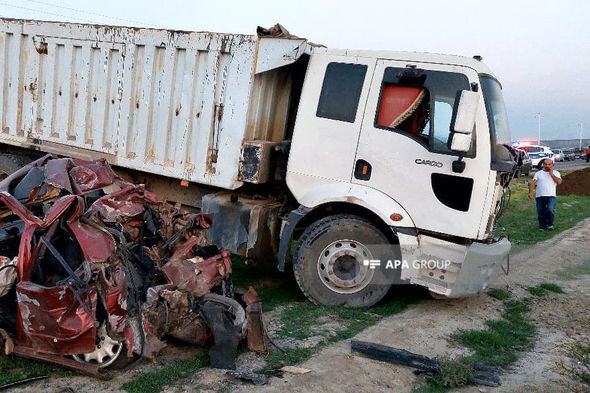 Hacıqabulda minik avtomobili yük maşını ilə toqquşdu: Ölənlər var - YENİLƏNİB + FOTO