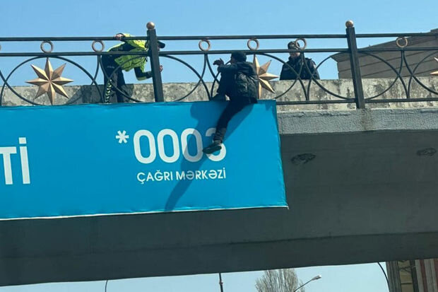Bakıda kişi özünü körpüdən atmaq istəyir - FOTO