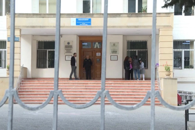 Görmə məhdudiyyəti olan şagird məktəbin pəncərəsindən yıxıldı