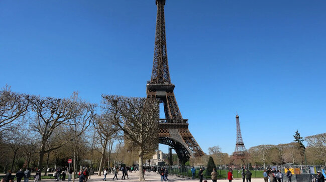 Parisdə Eyfel qülləsindən 200 metr aralıda daha bir Eyfel inşa edildi - FOTO