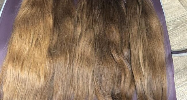 Saçlarını kəsib 2 min manata satırlar: bu işə oğlanlar da qoşulub - VİDEO