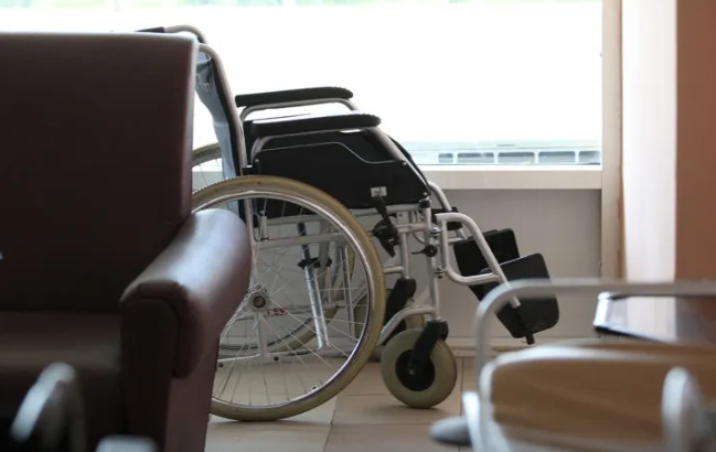 76 yaşlı kişini öldürdü, əlil arabasındakı arvadını diri-diri yandırdı