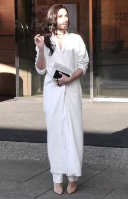 Konçita küçəyə görün hansı geyimdə çıxdı - FOTO