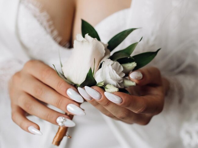 Gəlinin anası toyda kürəkəni HƏDƏLƏDİ: qızının ətəyini qaldırıb... - VİDEO