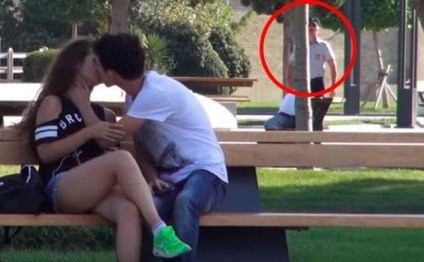 Küçənin ortasında tanımadığı qızı öpməyə başladı - BAKIDA