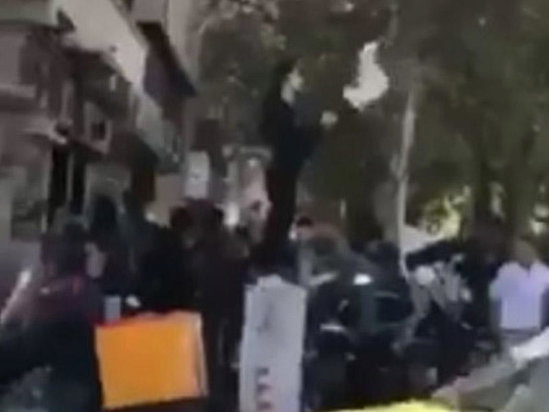 Hicabını açan qız İrandakı etirazın simvolu oldu - VİDEO