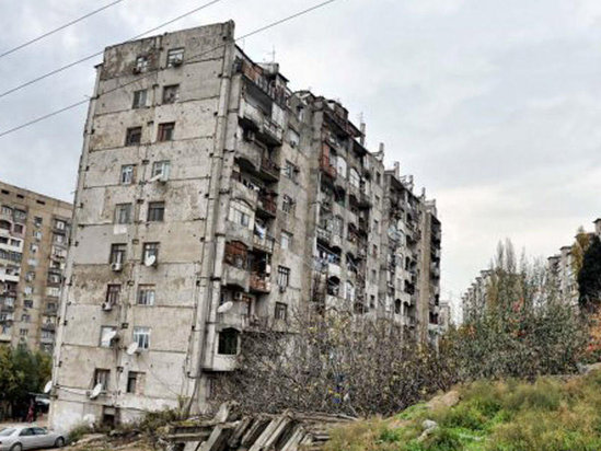 TƏCİLİ! Bakıda bina sürüşdü, sakinlər küçədə qaldılar - YENİLƏNİB - FOTOLAR