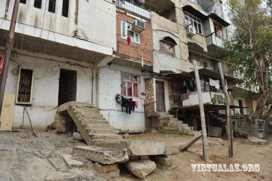 TƏCİLİ! Bakıda bina sürüşdü, sakinlər küçədə qaldılar - YENİLƏNİB - FOTOLAR