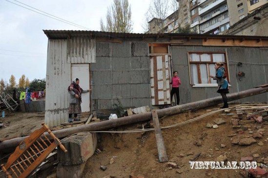 TƏCİLİ! Bakıda bina sürüşdü, sakinlər küçədə qaldılar - YENİLƏNİB - FOTOLAR