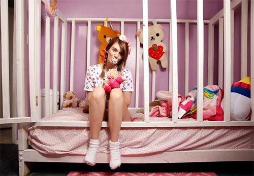 21 yaşlı qız ZORLANDI- indiyə kimi pampers geyinir - SƏBƏB- FOTOLAR