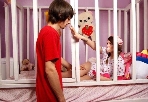 21 yaşlı qız ZORLANDI- indiyə kimi pampers geyinir - SƏBƏB- FOTOLAR